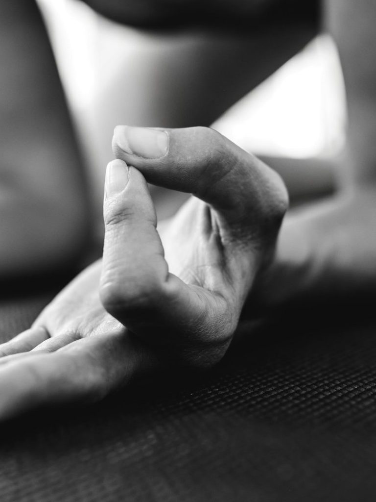 Abo lohnt sich Hand in Meditationshaltung mit Daumen und Zeigefinger in Kontakt.